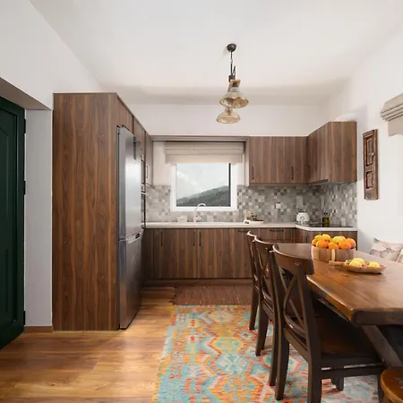 Villa Xrisaetos Cozy Mountain Retreat With Stunning View By Greece Kernitsa