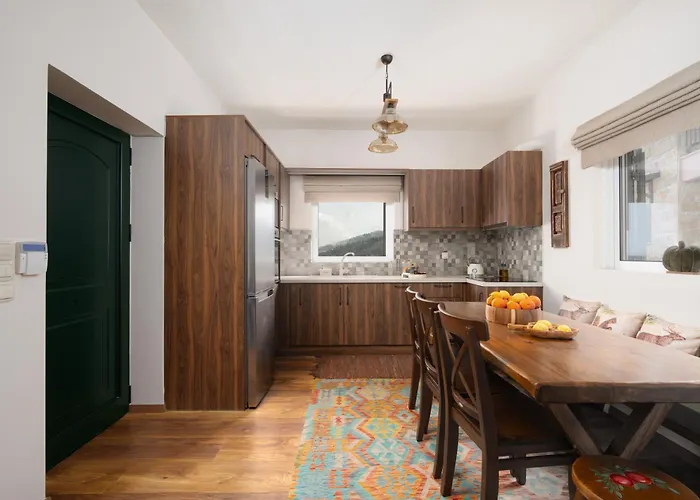 Vila Xrisaetos Cozy Mountain Retreat With Stunning View By Greece Kernitsa